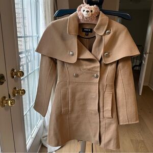 100% wool coat with a detachable cape